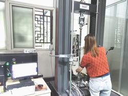 ​图片新闻：中航金属多工位高温拉力试验机投入使用